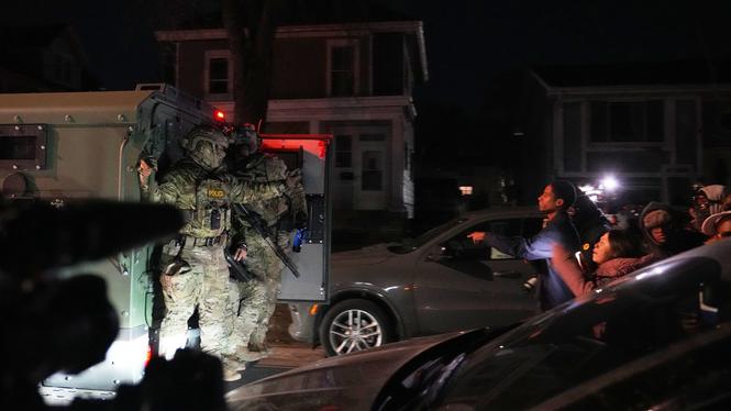 Demonstranter och polis efter onsdagskvällens händelse.