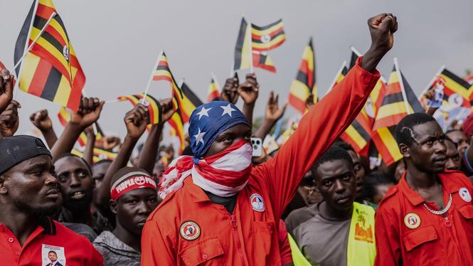 Anhängare inväntar oppositionsledaren Robert Kyagulanyi Ssentamu, känd som Bobi Wine, inför hans sista kampanjmöte i Kampala under måndagen