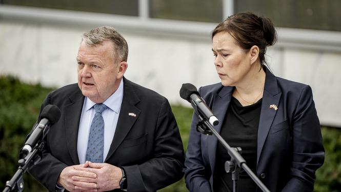 Danmarks och Grönlands utrikesministrar Lars Løkke Rasmussen respektive Vivian Motzfeldt efter mötet med J.D. Vance och Marco Rubio.