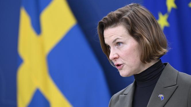 Jämställdhetsminister Nina Larsson (L) presenterar åtgärder för att motverka osakliga löneskillnader mellan kvinnor och män.