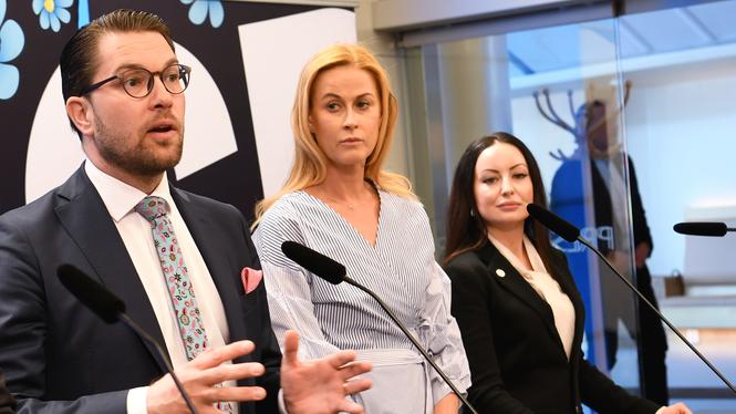 Jimmie Åkesson och Katja Nyberg (mitten) vid en pressträff i riksdagen 2019. Arkivbild.