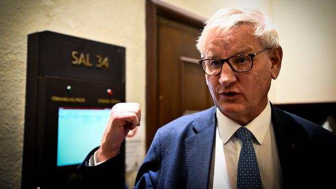 Carl Bildt utanför en rättssal i Stockholms tingsrätt. Bildt hörs som vittne i Lundin Oil-rättegången om medhjälp till grovt folkrättsbrott i Sudan 1997 och 2003. Han satt i bolagets styrelse från 2000 till 2006, då han blev Sveriges utrikesminister.