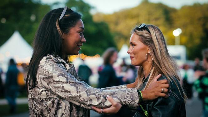 Poddaren Julia Frändfors och influeraren Filippa Toremo, två av mammorna i SVT:s nya serie ”Mammor”.