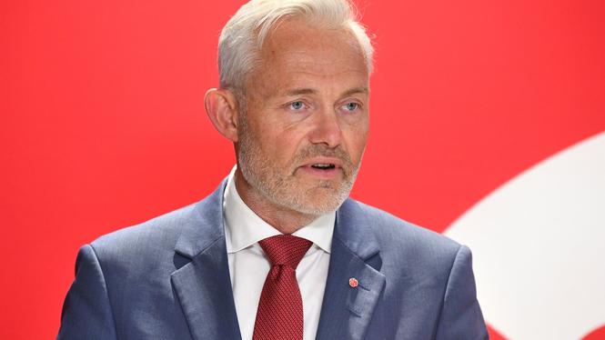 Jonas Attenius (S), kommunstyrelsens ordförande i Göteborg, vill frysa heltidspolitikers löner i kommunen.