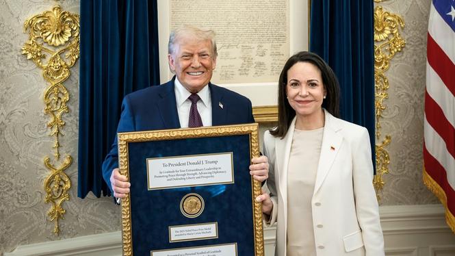 María Corina Machado överlämnar sin fredsprismedalj till Donald Trump. 