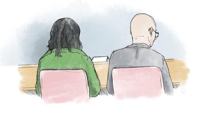 Rättegångsteckning föreställande den åtalade och försvarsadvokat Johan Åkermark vid rättegången.