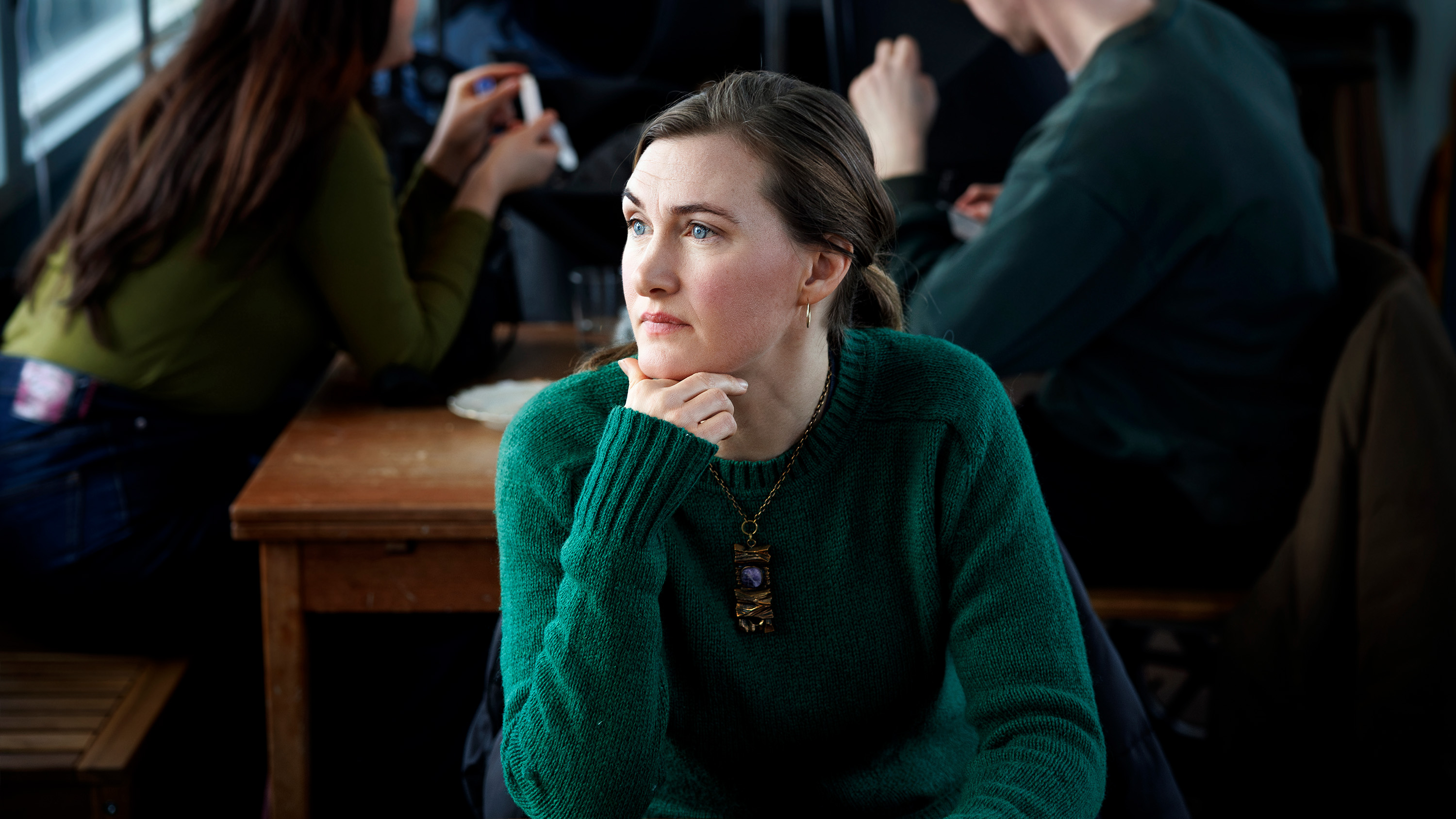 Skådespeleskan Sissela Benn på cafét i Beijers park i Malmö, där hon och Jonatan Unge skrev stora delar av manuset till serien "Populära problem".