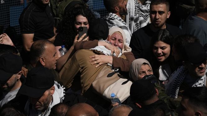 Palestinska fångar släpps efter att fredsavtalet ingicks mellan Hamas och Israel. Nu larmar människorättsorganisationen B'Tselem om förekomsten av våldtäkter och tortyr i de israeliska fängelserna.