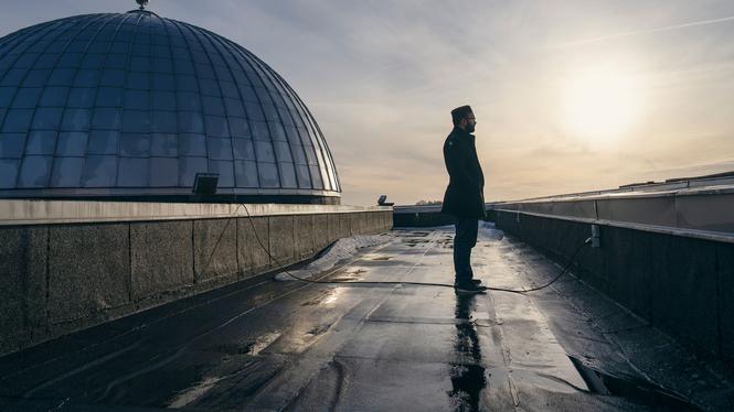 Tror han verkligen på dialog med alla? Är Sverige ett bra land för muslimer? Och varför verkar vänstern inte intresserad av Kashif Virks fredsbudskap?