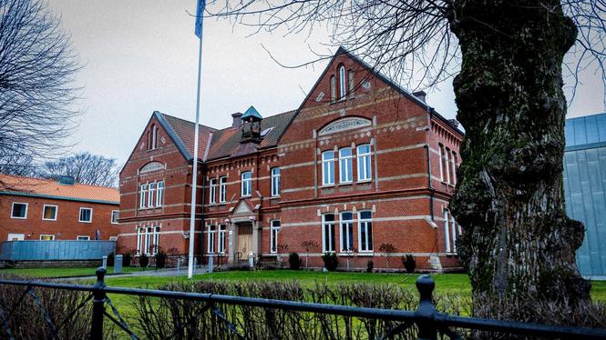 Männen ställs inför tingsrätten i Alingsås nästa vecka.