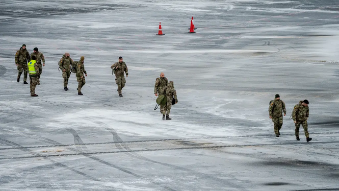 Danska soldater landar vid flygplatsen i Nuuk, Grönlands huvudstad, tidigare i veckan.