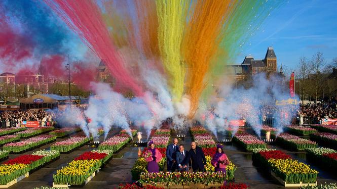 Fyrverkerier skjuts upp för att fira Nederländernas traditionella Tulpanens dag, vilket invigninger årets ­tulpanäsong, i Amsterdam den 17 januari.