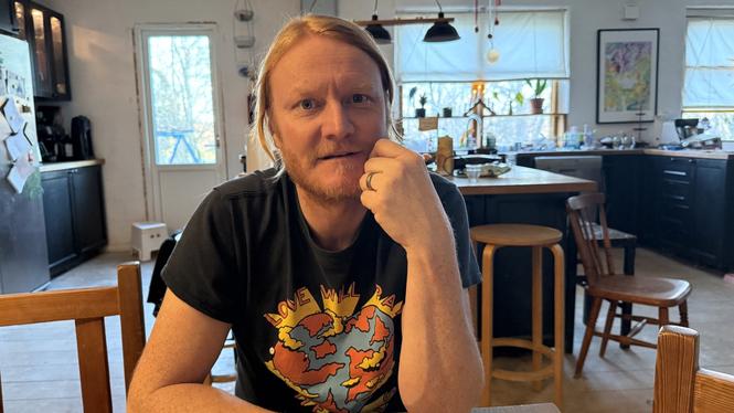 Lars Lindquist avslutade själv skolan efter högstadiet eftersom han hade så stora problem med morgontrötthet. Idag jobbar han som musiker. 
