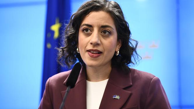 Liberalernas partiledare Simona Mohamsson vill låna till europeiska försvarssatsningar.