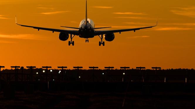 Kondensstrimmor, den vita svansen på himlen bakom vissa flygplan, bidrar starkt till klimatkrisen. Med små förändringar i tidtabeller och flygrutter skulle klimatpåverkan från flyget i Europa kunna minska drastiskt enligt ny studie.