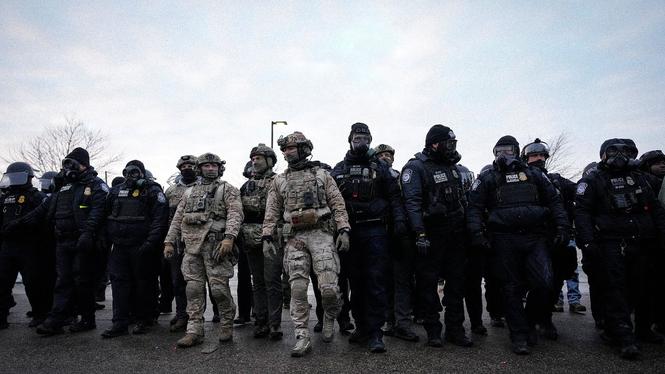 Federal polis bevakar protesterna i Minneapolis. I Minnesota och flera andra delstater har folk demonstrerat mot Ice agerande.