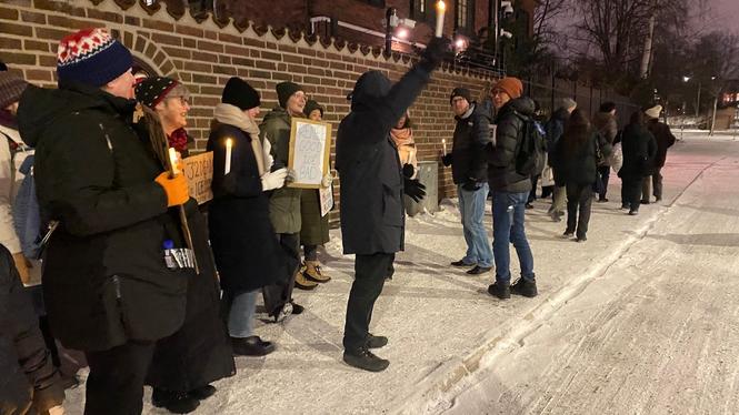 Runt 25 personer deltog på manifestationen, som arrangerades av den progressiva grupperingen inom Democrats Abroad. 