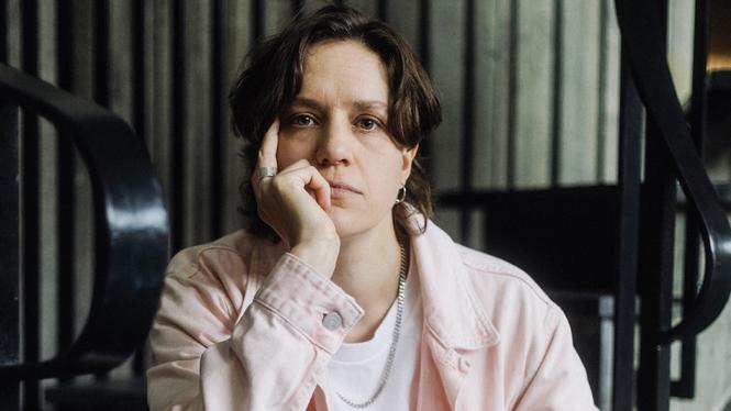 Silas Aliki romandebuterar med ”Reglerna”.