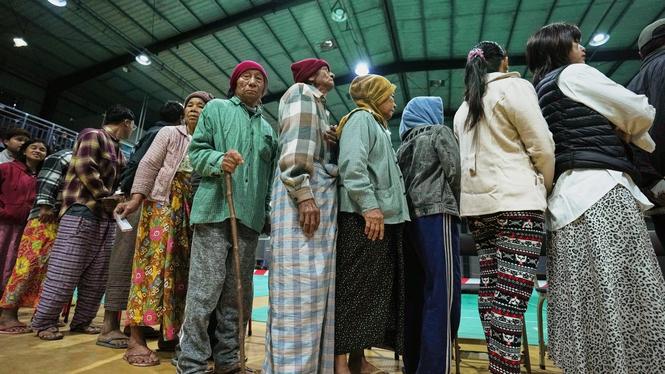 Människor köar till vallokalen i Mandalay i Myanmar på söndagen.