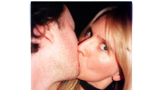 På baksidan av ”Judas” av Amanda Romare, syns författaren hångla med sin riktiga sambo. Men innanför omslaget förväntas vi alltså läsa honom som ”pojkvännen i boken”?