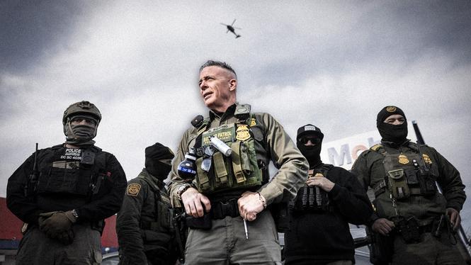 Gregory Bovino ser på efter att federala immigrationsmyndigheter gripit en person utanför en bensinstation i Evanston, Illinois.