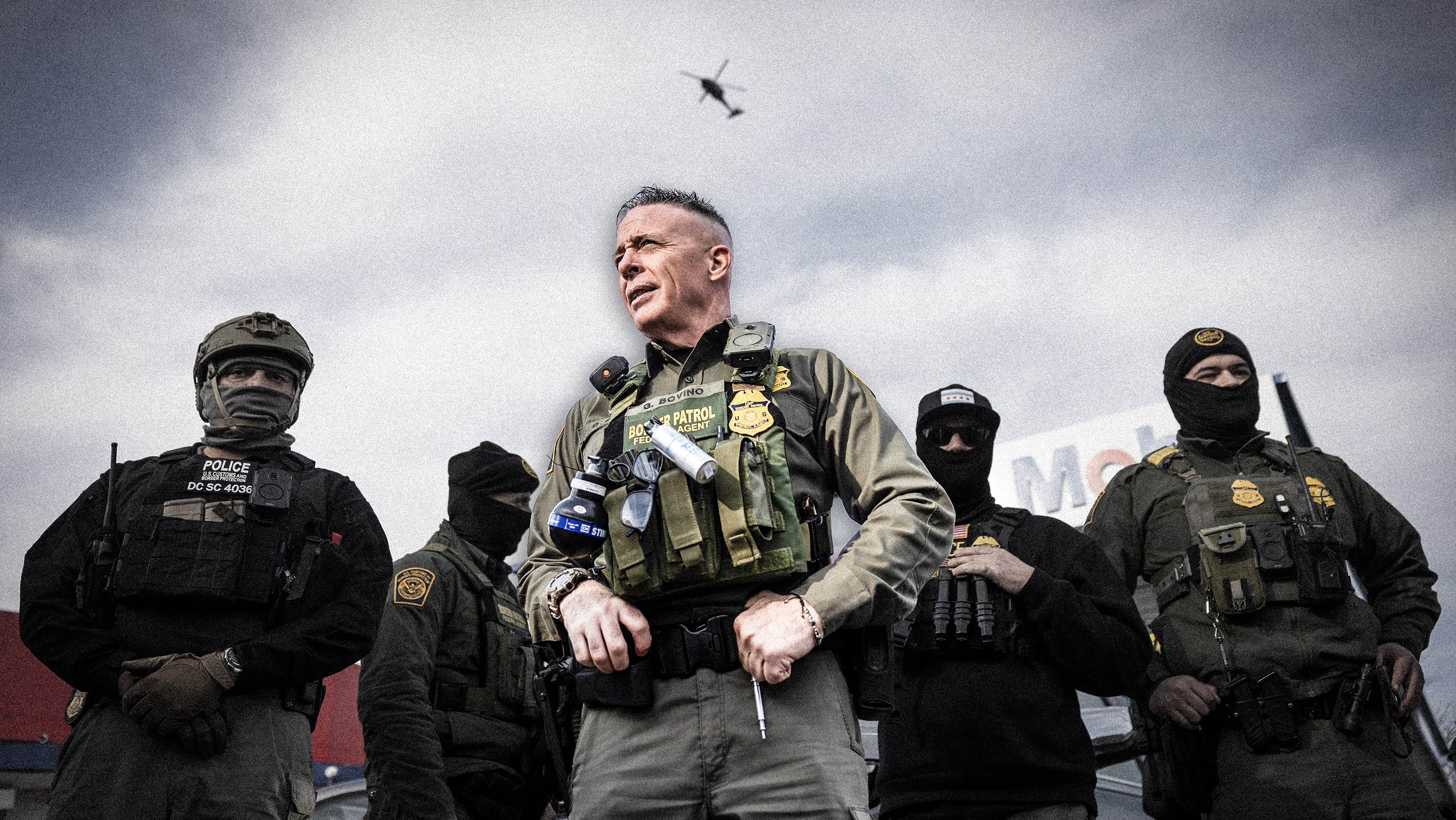 Gregory Bovino ser på efter att federala immigrationsmyndigheter gripit en person utanför en bensinstation i Evanston, Illinois.