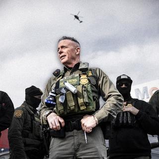 Gregory Bovino ser på efter att federala immigrationsmyndigheter gripit en person utanför en bensinstation i Evanston, Illinois.