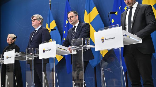 Från höger Martin Melin (L), Adam Marttinen (SD),  justitieminister Gunnar Strömmer (M) och Camilla Brodin (KD) presenterar en lagrådsremiss om skärpta regler för unga brottslingar vid en pressträff på måndagen.