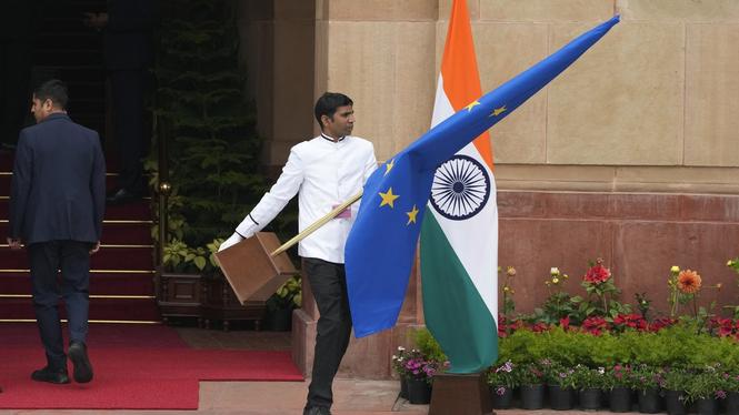Flaggor görs i ordning inför ett möte mellan Indien och EU i New Delhi i fjol. På tisdagen är det toppmöte igen. Arkivbild.