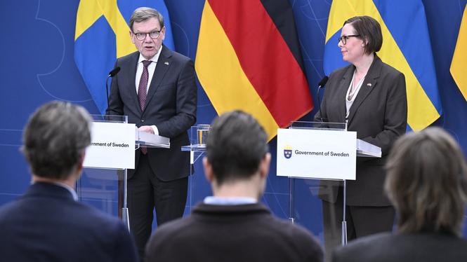 Tysklands utrikesminister Johann Wadephul uttryckte sin önskan om ett europeiskt "kärnvapenparaply" när han mötte sin svenska kollega Maria Malmer Stenergard.