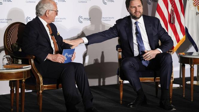 USA:s vicepresident JD Vance talar med Wolfgang Ischinger vid förra årets säkerhetskonferens i München.