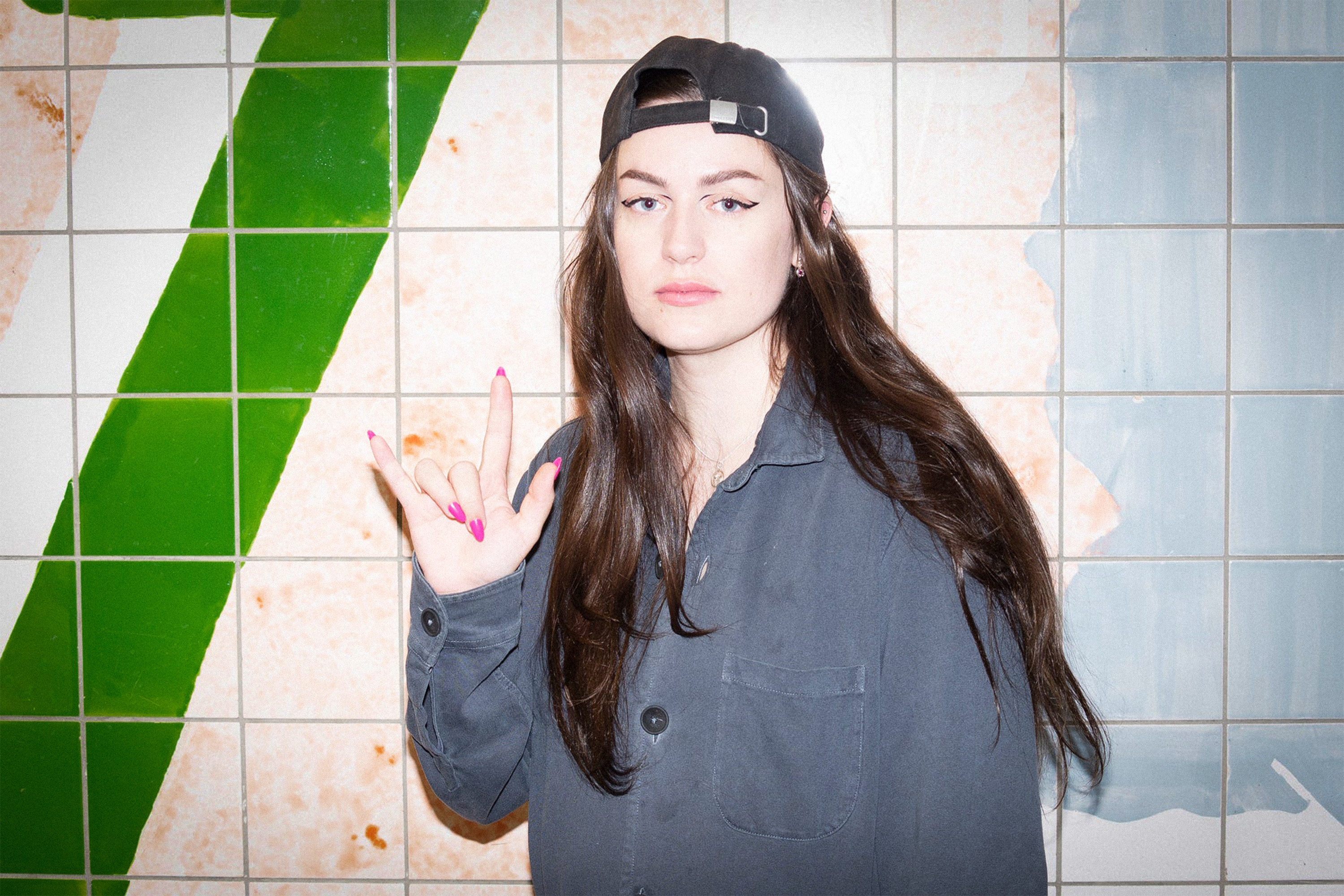 Moa Romanova en av de senaste årens mest framgångsrika svenska serieskapare och har översatts till elva språk. Hon tjänar ”som en heltidslön på McDonalds”.