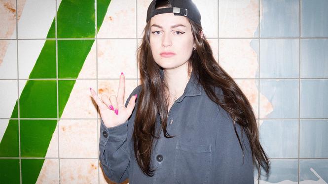 Moa Romanova en av de senaste årens mest framgångsrika svenska serieskapare och har översatts till elva språk. Hon tjänar ”som en heltidslön på McDonalds”.