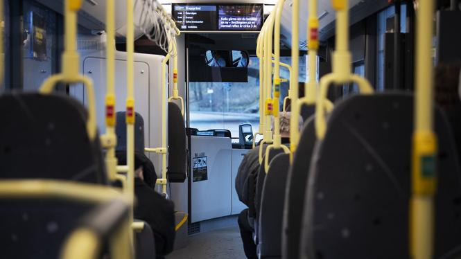 Arbetsvillkoren för busschaufförer i Stockholm är för dåliga, menar debattörerna, som också framhåller att få nyanställda förare blir kvar mer än något år.