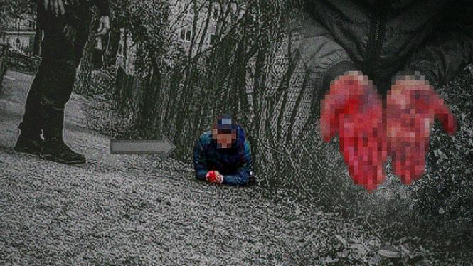 Den 47-årige mannen när han grips, med blodiga händer från slagsmålet, av polis vid Aspuddens idrottsplats, södra Stockholm.