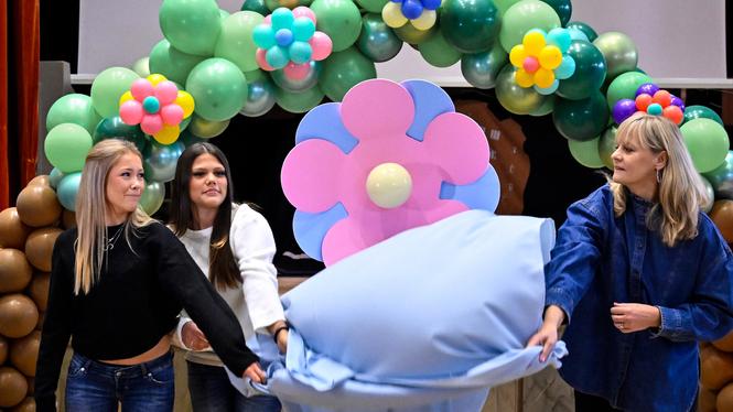 14-åriga klasskompisarna Saga Laventzakis och Leia Sandell från Björkebyskolan i Järfälla har designat årets majblomma. På onsdagen avtäckte de den tillsammans med Åse Henell, generalsekreterare för Majblommans Riksförbund.