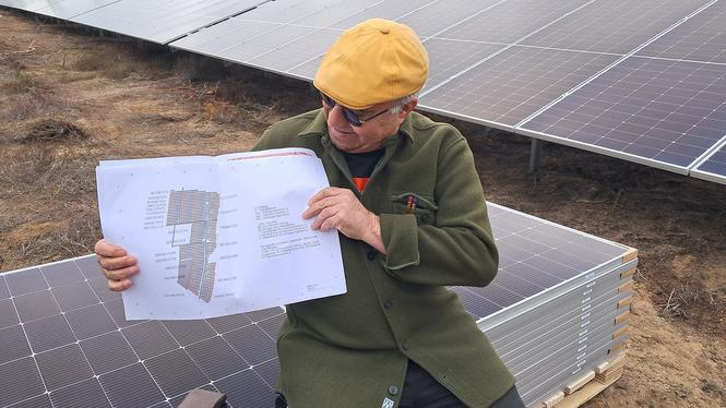 Gahangir Sarvari, ansvarig för ETC Sol, blickar tillbaka på ett händelserikt år, där den stora solparken i Hultsfred byggts ut och snart kopplas in. På bilden håller Gahangir en karta över hur solcellerna monterats i Hultsfred.