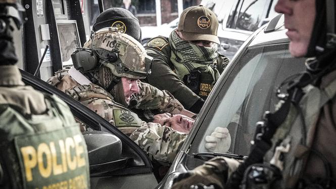 Agenter från gränspolisen avlägsnar en person från ett fordon, söndagen den 11 januari 2026, i St. Paul, Minnesota. Akrivbild.