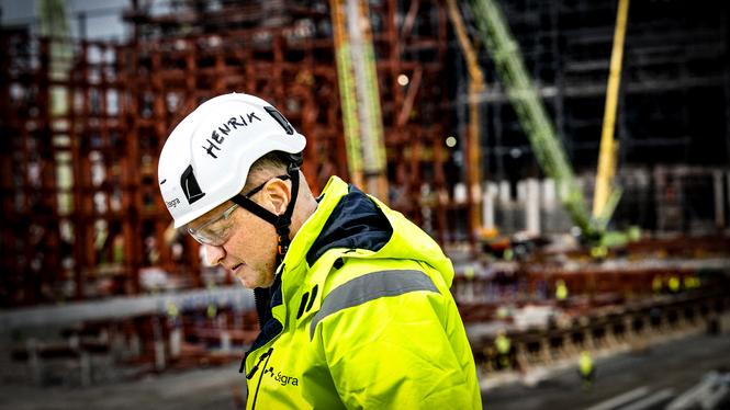 Stegras vd Henrik Henriksson framför bygget av det nya stålverket som skall producera fossilfritt stål.