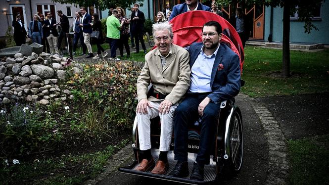 Sverigedemokraternas partiledare Jimmie Åkesson under ett besök på äldreboendet Månstorps Ängar i Vellinge, 2023.