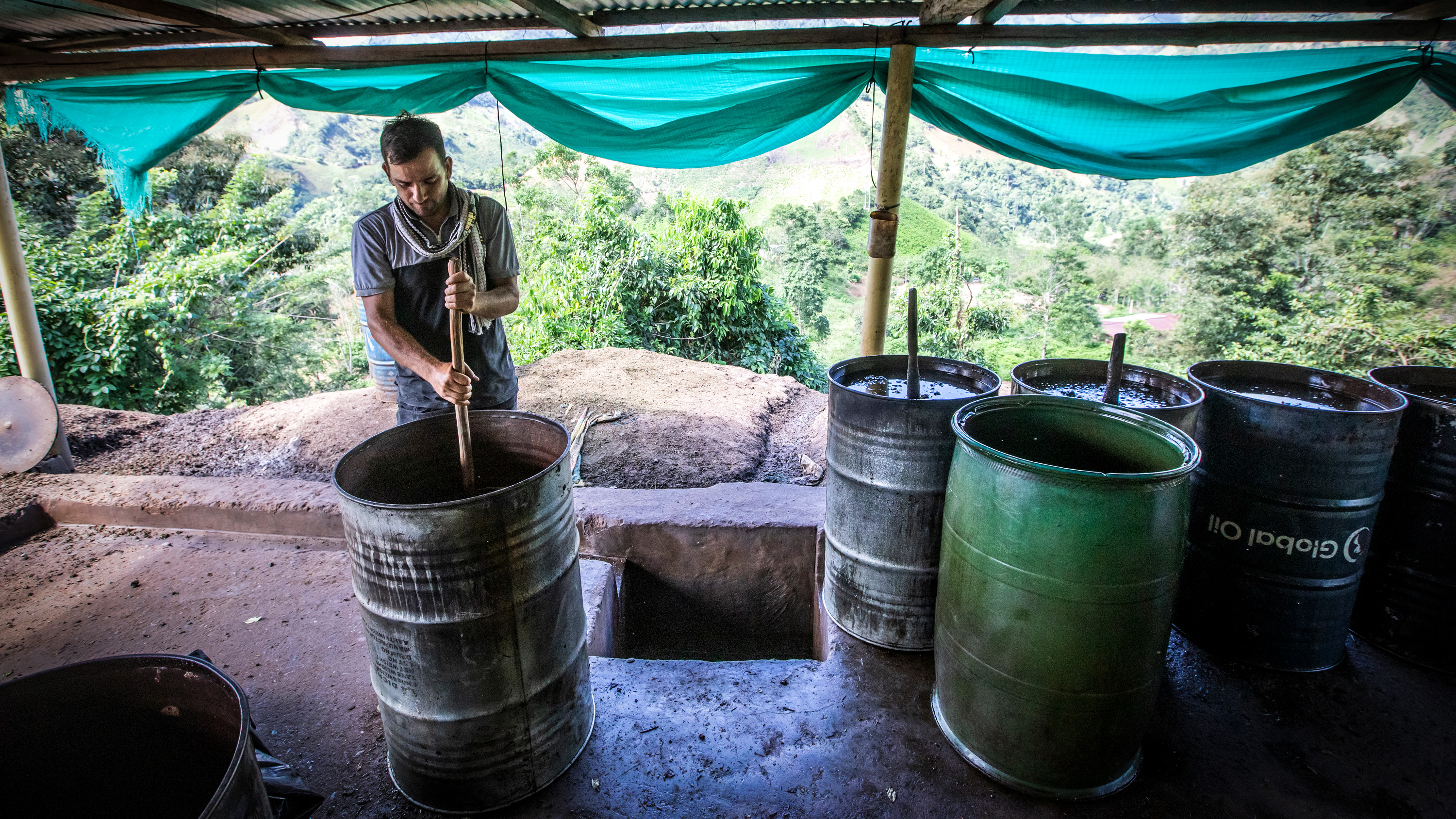 Det otillgängliga och majestätiskt bergiga Catatumbo i Anderna är scen för kokainkrig mellan rivaliserande gerillor. Härifrån smugglas kokainet till Venezuela.
