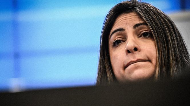 I Vänsterpartiet ifrågasätts hela tiden partiledningen inför öppen ridå, skriver Ulrika Lindahl.