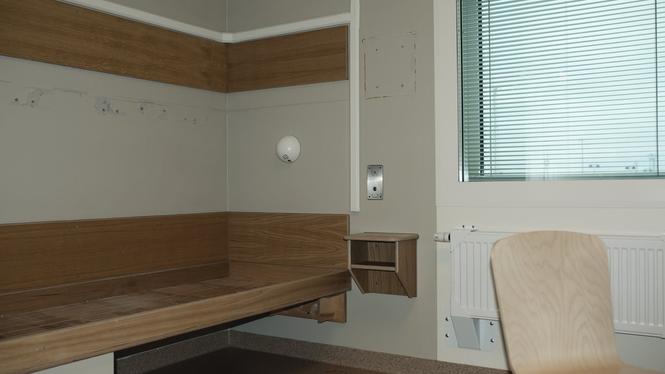 Om några månader ska ett barn som begått allvarliga brott och dömts till fängelse bo i den här cellen i Kumla.