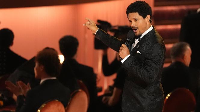 Programledaren Trevor Noah under galan. 