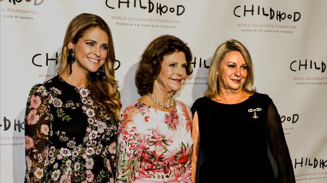 Prinsessan Madeleine och Drottning Silvia tillsammans med Joanna Rubinstein 2018.