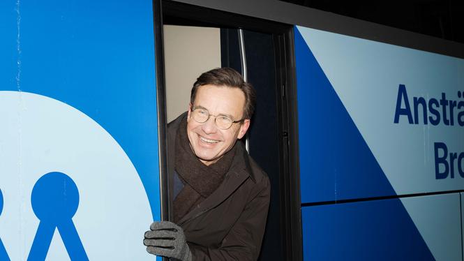 Statsminister Ulf Kristersson (M) på väg ut på en tre dagar lång bussturné med Moderaterna genom Sverige. 