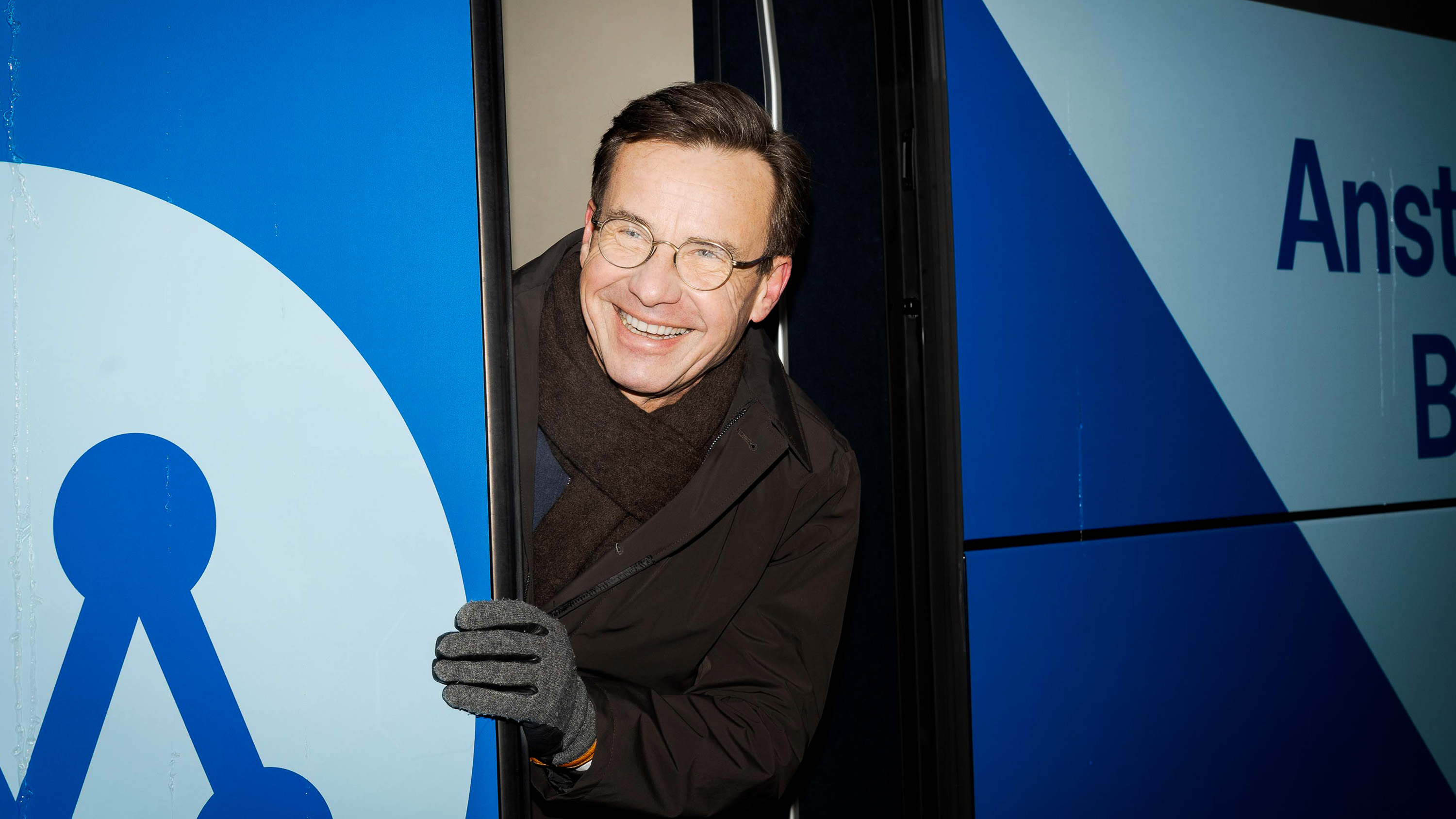 Statsminister Ulf Kristersson (M) på väg ut på en tre dagar lång bussturné med Moderaterna genom Sverige. 