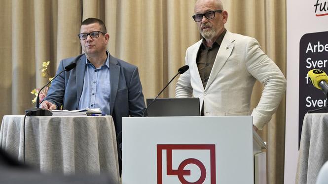 LO:s avtalssekreterare Veli-Pekka Säikkälä och LO-ordförande Johan Lindholm har ett enigt LO bakom sig i kravet på att begära förhandlingar med Svenskt näringsliv om kortare arbetstid. Arkivbild.