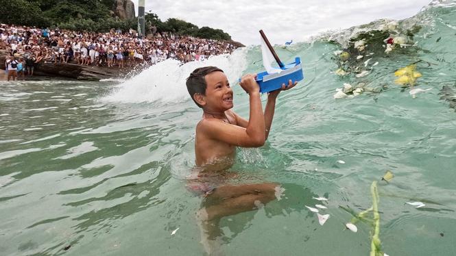 I måndags hölls det årliga firandet av havsgudinnan Yemanja i Brasilien. Här på Arpoador-­stranden i Rio de Janeiro.