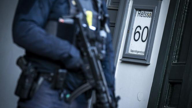 Polis vaktar rättssalen i Köpenhamns tingsrätt under tisdagsförmiddagen. 